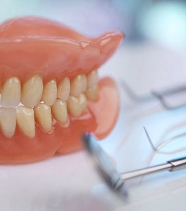 Частичные и полные съемные зубные протезы в СПб по доступной цене