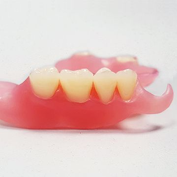 Нейлоновый протез зубов